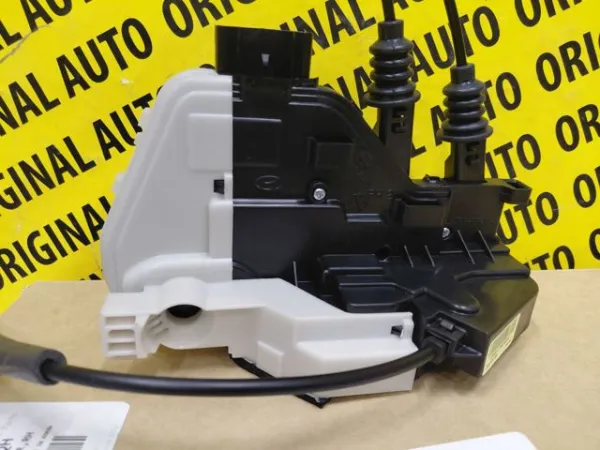 Замок дверки правої передньої 813202W010QQH Hyundai/Kia