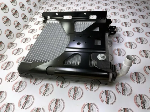 Радіатор LR093756 Land Rover