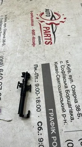 Форсунка омивача фари передньої, лівою LR109997 Land Rover