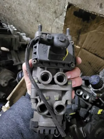 Кран гальмівний, подпедальний (TRUCK) A0044311506 Mercedes