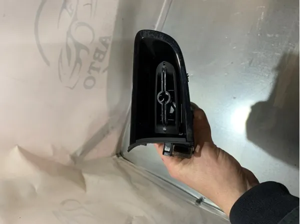 Решітка повітропровода ліва 31688645 Volvo