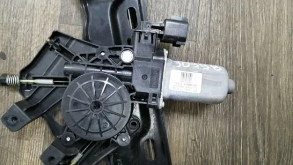 Двигун склопідіймача двері передньої, лівої V48050036 Vemo