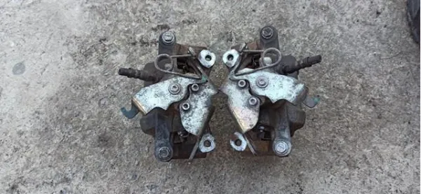 Супорт задній правий 1843320 Ford