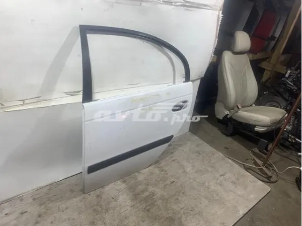 Двері задні, ліві Toyota Avensis I