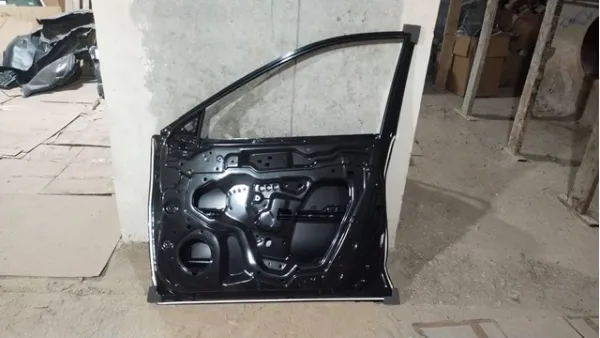 Двері праві передні H010M5H5AA Nissan/Infiniti