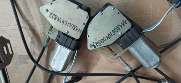 Двигун склопідіймача двері передньої, правої 11186104008 Lada