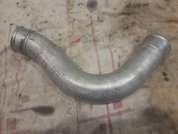 Патрубок повітряний, вихід з турбіни (наддув) 11612247902 BMW