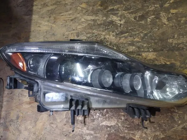 Фара права 260101AA0D Nissan/Infiniti