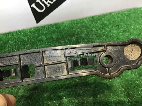 Кронштейн бампера переднього, лівий LR026525 Land Rover