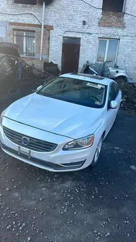 Передній бампер 39808118 Volvo