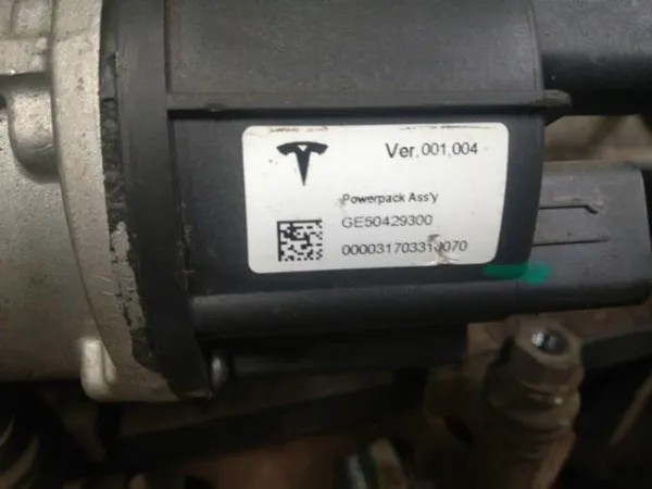 Рульова тяга 106080100E Tesla Motors