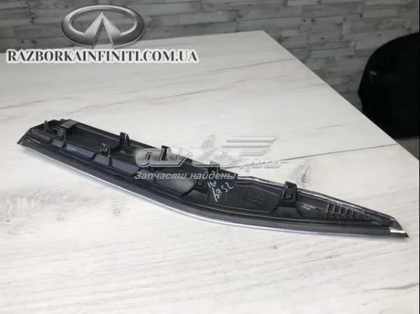 Молдинг переднього правого крила 638245NA0A Nissan/Infiniti