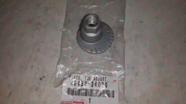 Гайка заднього нижнього важеля ексцентрична (розвалу) 4845234020 Toyota