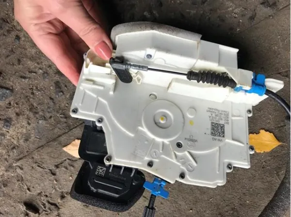 Замок передньої лівої двері 4N1837015A VAG