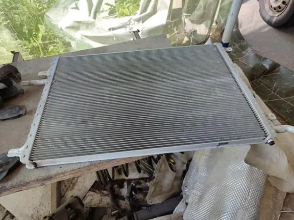 Радіатор охолодження, додатковий LR117684 Land Rover